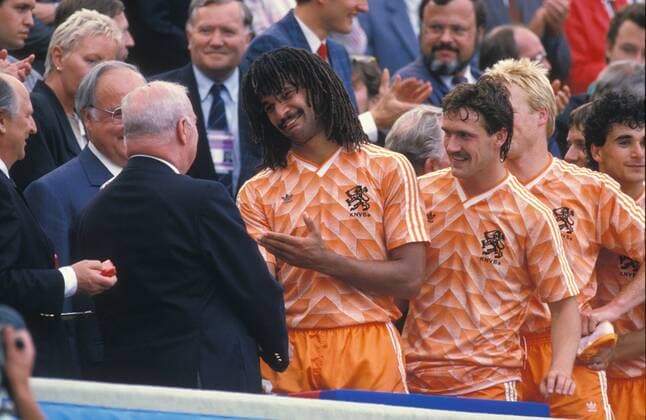 Fußball, EM Finale 1988 in München, Niederlande - Sowjetunion 2:0 FUSSBALL EUROPAMEISTERSCHAFT 1988, FINALE in MÜNCHEN - Die Niederlande ist Europameister - UEFA Präsident Jacques Georges (FRA, L) gratuliert Ruud Gullit (Mitte) und Berry van Aerle o0 Sieg Siegerehrung Jubel Freude Funktionär