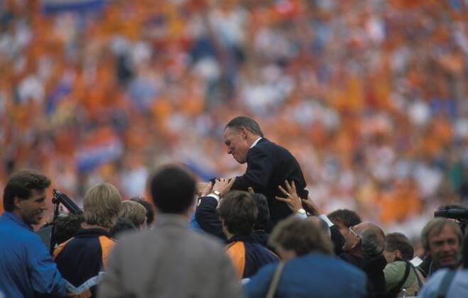 FUSSBALL EUROPAMEISTERSCHAFT 1988, FINALE in München - Die NIEDERLANDE ist Europameister - Nationaltrainer Rinus Michels wird gefeiert o0 Jubel Freude Sieg