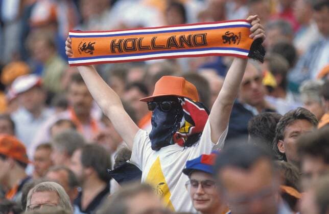 Fußball, EM Finale 1988 in München, Niederlande - Sowjetunion 2:0 FUSSBALL EUROPAMEISTERSCHAFT 1988, FINALE in München - Die NIEDERLANDE ist Europameister - Die Fans feiern auf ihre Weise Jubel Freude Sieg Schal, Fanschal Objekte kurios Maske Kostüm