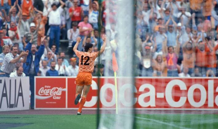 FUSSBALL EUROPAMEISTERSCHAFT 1988, FINALE in München - Torjubel Marco van Basten (NIEDERLANDE) o0 Jubel Freude Werbebande Bande Werbung Sponsor Wirtschaft Fans Coca Cola