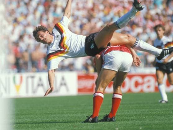 FUSSBALL EUROPAMEISTERSCHAFT 1988 in Gelsenkirchen - DEUTSCHLAND-DÄNEMARK 2:0 - Jürgen Kohler (Deutschland, obenauf)