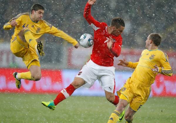 FUSSBALL - UKR vs AUT, Testspiel LWIW,UKRAINE,15.NOV.11 - FUSSBALL - ÖFB, Länderspiel, Freundschaftsspiel, Ukraine vs Österreich. Bild zeigt Yaroslav Rakytskiy (UKR), Marko Arnautovic (AUT) und Oleksandr Kucher (UKR). 