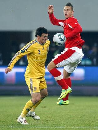 FUSSBALL UKR vs AUT, Testspiel LWIW ,15.NOV.11 FUSSBALL ÖFB, Länderspiel, Freundschaftsspiel, Ukraine vs Österreich. Bild zeigt Artem Fedetskiy (UKR) und Marko Arnautovic (AUT). 