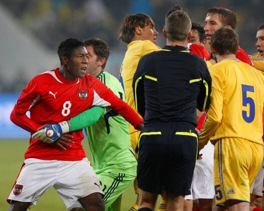 FUSSBALL UKR vs AUT, Testspiel LWIW ,15.NOV.11 FUSSBALL ÖFB, Länderspiel, Freundschaftsspiel, Ukraine vs Österreich. Bild zeigt David Alaba (AUT), Andriy Dykan (UKR), Schiedsrichter Svein Oddvar Moen (NOR), Marc Janko (AUT) und Oleksandr Kucher (UKR). 