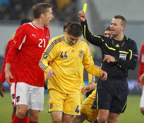 FUSSBALL UKR vs AUT, Testspiel LWIW ,15.NOV.11 FUSSBALL ÖFB, Länderspiel, Freundschaftsspiel, Ukraine vs Österreich. Bild zeigt Marc Janko (AUT), Yaroslav Rakytskiy (UKR) und Schiedsrichter Svein Oddvar Moen. Keywords: Gelbe Karte. 