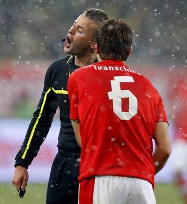 FUSSBALL - UKR vs AUT, Testspiel LWIW,UKRAINE,15.NOV.11 - FUSSBALL - ÖFB, Länderspiel, Freundschaftsspiel, Ukraine vs Österreich. Bild zeigt Schiedsrichter Svein Oddvar Moen (NOR) und Andreas Ivanschitz (AUT). 