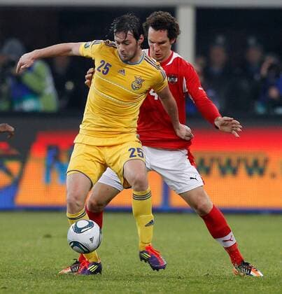 FUSSBALL - UKR vs AUT, Testspiel LWIW,UKRAINE,15.NOV.11 - FUSSBALL - ÖFB, Länderspiel, Freundschaftsspiel, Ukraine vs Österreich. Bild zeigt Artem Milevskyi (UKR) und Emanuel Pogatetz (AUT). 