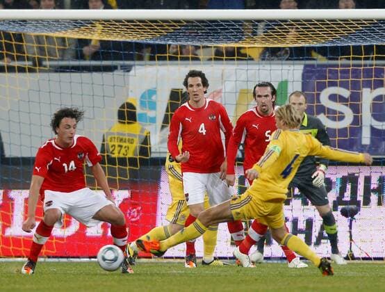 FUSSBALL - UKR vs AUT, Testspiel LWIW,UKRAINE,15.NOV.11 - FUSSBALL - ÖFB, Länderspiel, Freundschaftsspiel, Ukraine vs Österreich. Bild zeigt Julian Baumgartlinger, Emanuel Pogatetz, Christian Fuchs (AUT) und Anatoliy Tymoschuk (UKR). 