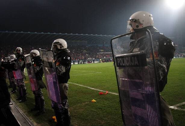 FUSSBALL - EURO, Play Off, MNE vs CZE PODGORICA,MONTENEGRO,15.NOV.11 - FUSSBALL - UEFA Europameisterschaft 2012, Qualifikation, Play-Off, Länderspiel, Montenegro vs Tschechien. Bild zeigt Polizisten.  o0 Sicherheit Sicherheitskräfte Ordnungskräfte Polizeieinsatz, Polizei Stadionsicherheit Überwachung