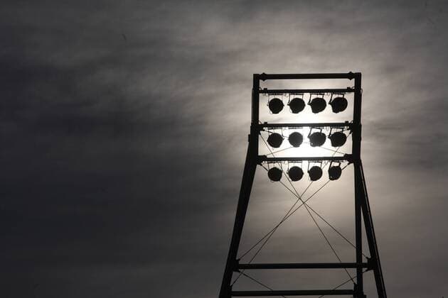 120911 Lokales Halle Saale Fußball Regionalliga Hallescher FC HFC Erdgas Sportpark Stadion (ehemals Kurt Wabbel Stadion) - Flutlichtmast o0 Stadionstory Sportstätte GER Stadion Licht Gegenlicht Objekte Mast Flutlicht Stadionlicht Totale