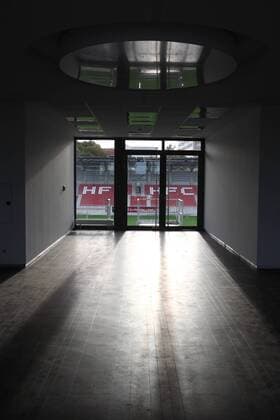 120911 Lokales Halle Saale Fußball Regionalliga Hallescher FC HFC Erdgas Sportpark Stadion (ehemals Kurt Wabbel Stadion) - VIP Raum o0 Stadionstory Sportstätte GER Stadion Bereich VipBereich innen Innenbereich Licht und Schatten