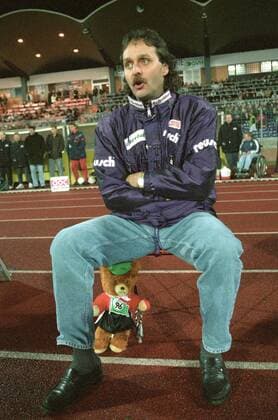 Aus 2. BL Saison 1994 1995 Hannover 96 - Trainer Peter Neururer.