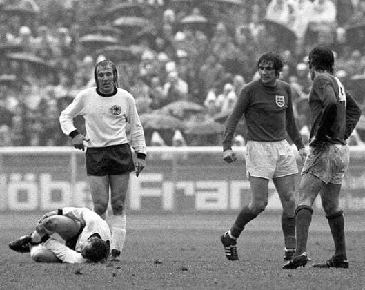 Günther Netzer (BRD), NORMAN HUNTER (2ND FROM RIGHT) AND PETER STOREY LOOK DOWN AT AN INJURED WEST GERMAN PLAYER, BR Deutschland (BRD) - England 1 4 Final -  o0 DFB