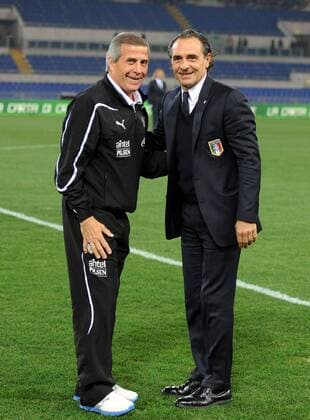 Cesare PRANDELLI (Italia), Oscar TABAREZ (Uruguay), Italien - Uruguay allexsabba