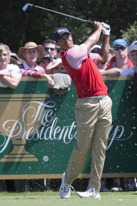 16 November 2011 : Tiger woods tees off with an iron during the 2nd & final day of practice at the Presidents Cup at the Royal Melbourne Golf Club in Melbourne, Australia. PGA Golf Herren NOV 16 The Presidents Cup Icon11111614736 EDITORIAL USE ONLY