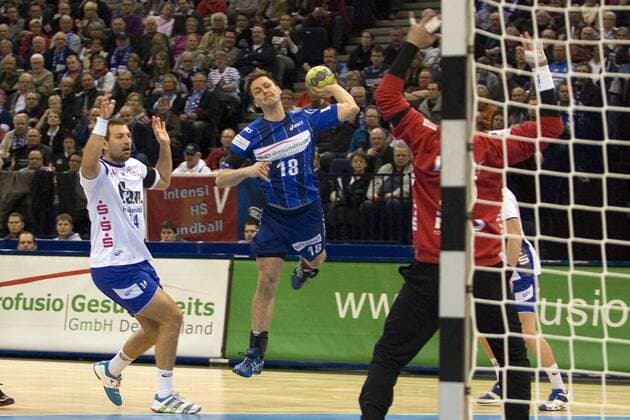 Hamburg, o 2 World ,Handball, 1. Bundesliga der Männer, Saison 2011 2012, HSV Hamburg - TV Grosswallstadt , Hans Lindberg (HSV) mit seinem 1400. Treffer für den HSV, Sverre Jakobsson, Torwart Martin Galia (TVG)