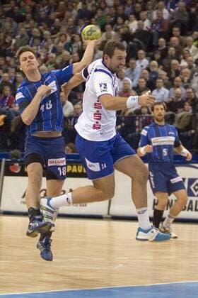 Hamburg, o 2 World ,Handball, 1. Bundesliga der Männer, Saison 2011 2012, HSV Hamburg - TV Grosswallstadt , Hans Lindberg (HSV) mit seinem 1400. Treffer für den HSV, Sverre Jakobsson(TVG)