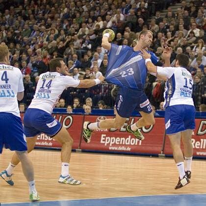 Hamburg, o 2 World ,Handball, 1. Bundesliga der Männer, Saison 2011 2012, HSV Hamburg - TV Grosswallstadt, Pascal Hens(HSV), Sverre Jakobsson, Moritz Schäpsmeier(TVG)