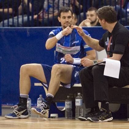 Hamburg, o 2 World ,Handball, 1. Bundesliga der Männer, Saison 2011 2012, HSV Hamburg - TV Grosswallstadt , Marcin Lijewski klatscht mit Co-Trainer Jens Häusler(HSV) ab