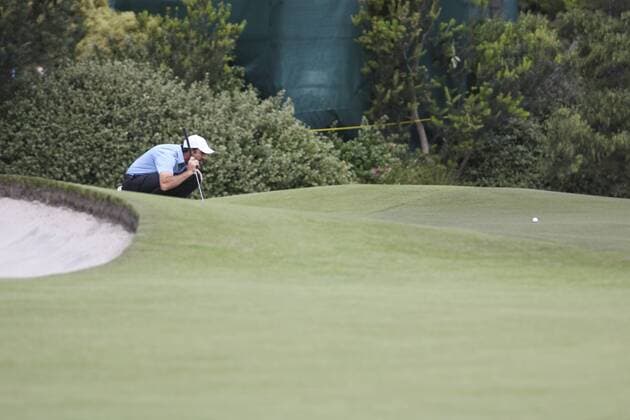 17 November 2011 : International Geoff Ogilvy (AUS) reads the green before putting during the 1st day Foursomes Matches at the Presidents Cup at the Royal Melbourne Golf Club in Melbourne, Australia. PGA Golf Herren NOV 17 Presidents Cup - Day 1 Foursomes matches Icon111117043 EDITORIAL USE ONLY