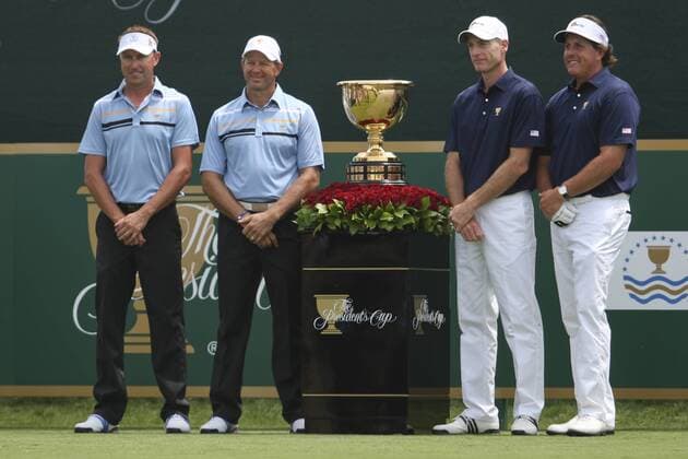 17 November 2011 : Robert Allenby (AUSTRALIA) (outer left), Retief Goosen (RSA) (inner left), Jim Furyk (USA) (inner right) & Phil Mickelson (USA) outer right line up next to the Presidents cup trophy before teeing off during the 1st day Foursomes Matches at the Presidents Cup at the Royal Melbourne Golf Club in Melbourne, Australia. PGA Golf Herren NOV 17 Presidents Cup - Day 1 Foursomes matches Icon111117018 o0 Pokal, Trophäe Objekte EDITORIAL USE ONLY