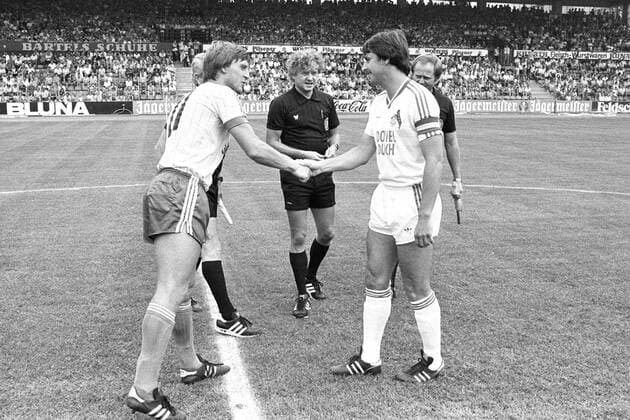 Aus 1. BL Saison 1984 1985 Eintracht Braunschweig gegen den 1. FC Koeln 1:3 am 25.08.1984. Im Foto: Begrüssung. BS Kpt. Ronald Worm li. und Klaus Allofs sowie Schiri Franz-Josef Hontheim.