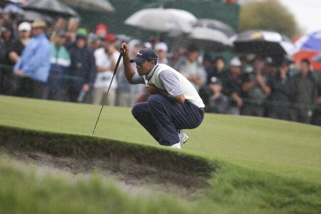 19 November 2011 : Tiger Woods crouches trying to read the green during the third-round Foursome matches at the Presidents Cup at the Royal Melbourne Golf Club in Melbourne, Australia. PGA Golf Herren NOV 19 Presidents Cup - Day three-Foursome matches Icon11111700017 EDITORIAL USE ONLY