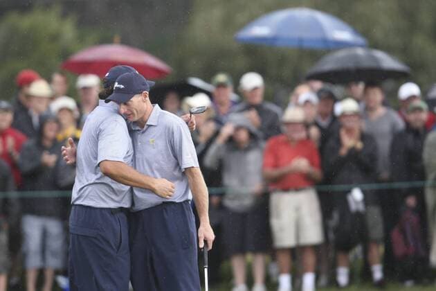 19 November 2011 : Phil Mickelson & Jim Furyk hug eachother after defeating internationals Aaron Baddeley & Jason Day during the third-round Foursome matches at the Presidents Cup at the Royal Melbourne Golf Club in Melbourne, Australia. PGA Golf Herren NOV 19 Presidents Cup - Day three-Foursome matches Icon11111700029 EDITORIAL USE ONLY