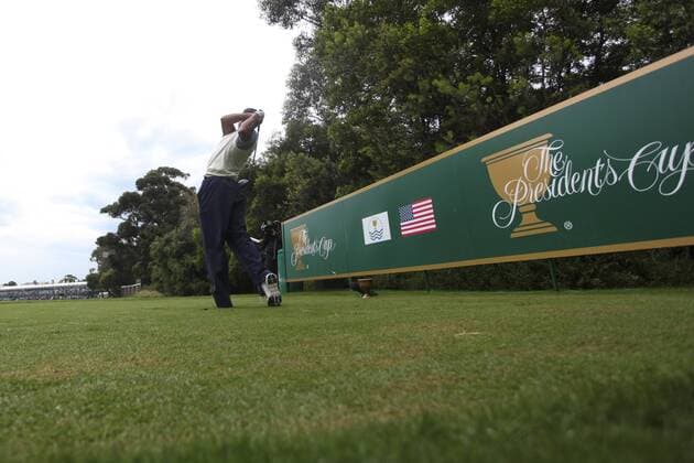 19 November 2011 : Tiger Woods tees off towards the gallery at the 17th hole during the third-round Foursome matches at the Presidents Cup at the Royal Melbourne Golf Club in Melbourne, Australia. PGA Golf Herren NOV 19 Presidents Cup - Day three-Foursome matches Icon11111700030 EDITORIAL USE ONLY