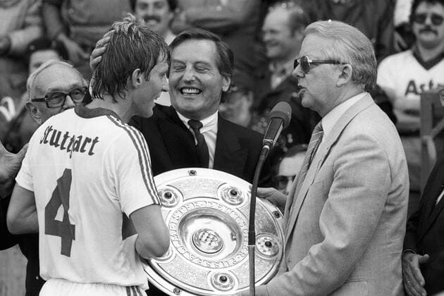Fußball, VfB Stuttgart, Deutscher Meister 1984 VfB Stuttgart - Deutscher Meister 1983 1984, Karlheinz Förster (li.) erhält die Schale von VfB Stuttgart Präsident Gerhard Mayer Vorfelder und DFB Präsident Hermann Neuberger (GER) o0 1. BL 1983 1984, Sieg, Sieger Meister Meisterschaft Pokal, Trophäe Objekte Schale Meisterschale