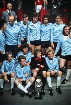 West Germany team with the trophy (back L-R) Franz Beckenbauer, Bundestrainer Helmut Schön, Hans Georg Schwarzenbeck, Jupp Heynckes, Gerd Müller, Horst Dieter Höttges, Günter Netzer; (front): Erwin Kremes, Herbert Wimmer, Paul Breitner, Sepp Maier, Uli Hoeness. West Germany. The European Nations Cup Final 1972 18 06 1972. o0 Hacki Katsche, Sieg, Sieger Pokal, Trophäe Objekte
