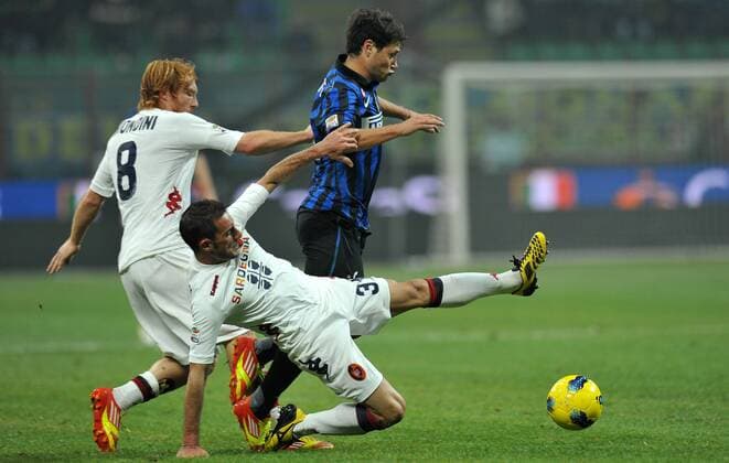 Mauro ZARATE (Inter), Alessandro AGOSTINI (Cagliari) - Serie A 2011 2012 Inter Mailand vs Cagliari Calcio - allexsabba