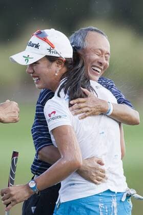November 20, 2011: Hee-Young Park (South Korea) is congratulated by a close familyfriend after winning the 2011the CME Group Titleholders held at The Grand Cypress Resort, Orlando, Fla. LPGA Golf Damen 2011: CME Group Titleholders - ZUMAcg2 o0 Südkorea