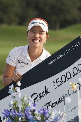 November 20, 2011: Hee-Young Park (South Korea) holds the winners pay on the 18th green to win the 2011the CME Group Titleholders held at The Grand Cypress Resort, Orlando, Fla. LPGA Golf Damen 2011: CME Group Titleholders - ZUMAcg2 o0 Siegerehrung Südkorea Scheck Preisgeld