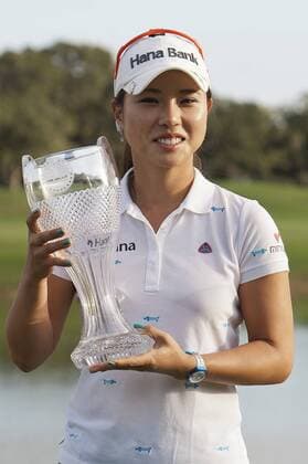 November 20, 2011: Hee-Young Park (South Korea) holds the winning trophy the 18th green to win the 2011the CME Group Titleholders held at The Grand Cypress Resort, Orlando, Fla. LPGA Golf Damen 2011: CME Group Titleholders - ZUMAcg2 o0 Siegerehrung Südkorea Objekte Pokal Trophäe