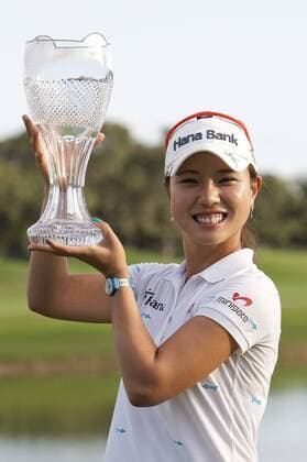 November 20, 2011: Hee-Young Park (South Korea) holds the winning trophy the 18th green to win the 2011the CME Group Titleholders held at The Grand Cypress Resort, Orlando, Fla. LPGA Golf Damen 2011: CME Group Titleholders - ZUMAcg2 o00 Südkorea