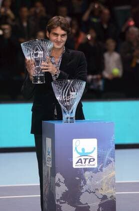TENNIS - ATP Tennis Herren World Tour Finals 2011 LONDON,ENGLAND,21.NOV.11 - TENNIS - Barclays ATP Tennis Herren World Tour Finals. Bild zeigt Roger Federer (SUI) mit StefanEdberg Sportmanship Award und Fans Favourite Singles Players Award  o0 Objekte Pokal Trophäe Ehrung Sportlerehrung