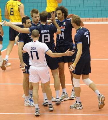 (111122) -- KAGOSHIMA, Nov. 22, 2011 (Xinhua) -- Players of Italy celebrate after scoring during the match against Brazil at the World Cup men s volleyball tournament in Kagoshima, Japan, Nov. 22, 2011. Italy won 3-2. (Xinhua Kenichiro Seki) (jyc) JAPAN-KAGOSHIMA-VOLLEYBALL-WORLD CUP-ITALY VS BRAZIL 