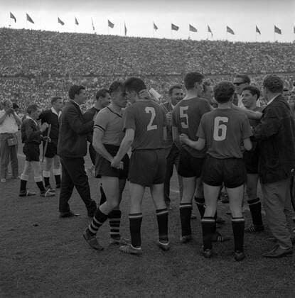 DM Finale 1960 1961 in Hannover - 1. FC Nürnberg - Borussia Dortmund 3:0 - Gerhard Cyliax (BVB, li.) gratuliert den Nürnbergern fair zum Gewinn der deutschen Meisterschaft