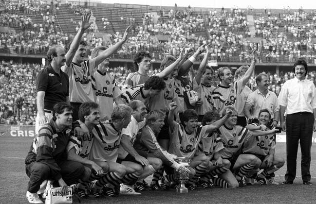 Borussia Dortmund ist Pokalsieger 1989, hier mit Manager Klaus Gerster (re.), Michael Rummenigge (hi.4.v.re.), Co Trainer Michael Henke (hi.5.v.li.), Norbert Dickel (hi.2.v.li.), Trainer Horst Köppel (hi.li.) und Andreas Möller (vorne Mitte)