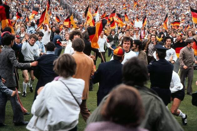 West German fans invade the pitch at the final whistle, as Herbert Wimmer and Gerd Müller try to rush off the field. West Germany v USSR (Russia). The European Nations Cup Final 1972 18 06 1972.  o0 Totale Jubel Gedränge Platz stürmen sieg