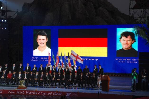 GOLF - Omega Mission Hills World Cup, Eröffnung HAIKOU, CHINA, 22.NOV.11 - DIVERS, GOLF - Omega Mission Hills World Cup, Eröffnungsfeier. Bild zeigt Martin Kaymer und Alex Cejka (GER) auf der Anzeigentafel.  o0 Totale