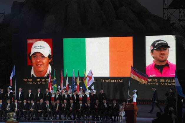 GOLF - Omega Mission Hills World Cup, Eröffnung HAIKOU, CHINA, 22.NOV.11 - DIVERS, GOLF - Omega Mission Hills World Cup, Eröffnungsfeier. Bild zeigt die Spieler und eine Anzeigentafel mit Rory McIlroy und Graeme McDowell (NIR).  o0 Totale Mc Ilroy