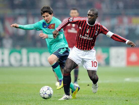 FUSSBALL CHAMPIONS LEAGUE SAISON 2011 2012 23.11.2011 AC Mailand - FC Barcelona Lionel Messi (li, Barca) gegen Clarence Seedorf (AC Mailand) 