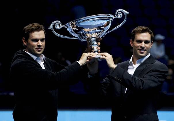 LONDON, Nov. 24, 2011 -- Bob Bryan of the United States (L) and his brother Mike Bryan of the United States hold up the ATP Tennis Herren World Tour No. 1 Doubles Team trophy at the court of the ATP Tennis Herren World Tour Finals tennis tournament in London, Britain, Nov. 24, 2011. 