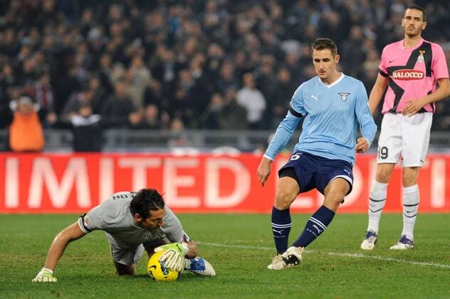 Serie A - Lazio Rom - Juventus Turin - Torwart Gianluigi Buffon gegen Miroslav Klose xHOCHxZWEIx xItalyxPhotoxPressx 