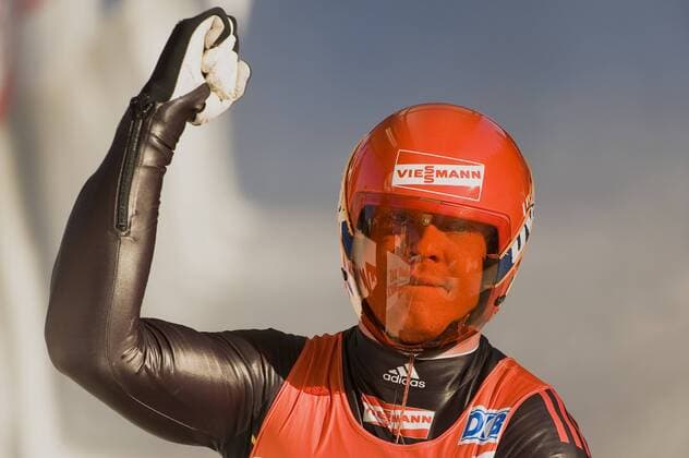 Felix Loch gewinnt den Rodel Welt Cup der Herren am 27.11.2011 in Igls