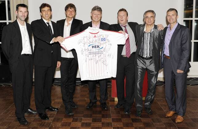 Nils Bahr - Claus Reitmaier - Thomas Vogel - Peter ( Eiche ) Nogly - Lothar Dittmer - Hans Jürgen ( Ditschi ) Ripp - Thomas von Heesen bei der Weihnachtsfeier der HSV Altliga Hamburg 26.11.2011 o0 Hamburger SV Hamburg privat Feier Trikot Unterschrift Autogramm Objekte