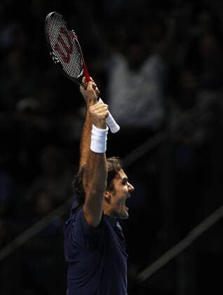 ATP World Tour Finals 2010 in der O2 Arena in London, HerrenTennis Turnier, WM, Weltmeisterschaft, Finale,Roger Federer (SUI) streckt die Arme hoch und schreit,Jubel,Emotion,Halbkörper,Hochformat,