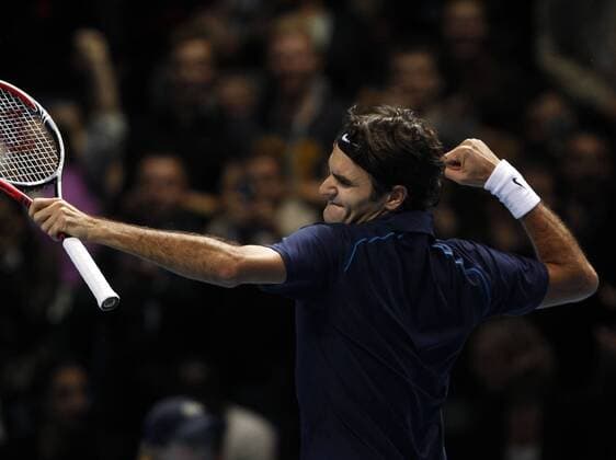 ATP World Tour Finals 2010 in der O2 Arena in London, HerrenTennis Turnier, WM, Weltmeisterschaft, Finale,Roger Federer (SUI) jubelt nach seinem Sieg,Jubel,Emotion,Halbkörper,Querformat,